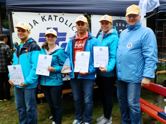 Na zdjęciu: Reprezentacja radomskiej Akcji Katolickiej. Zdobywcy trzeciego miejsca. Od lewej: Michał Maj, Adrianna Karpuć, Maciej Malborski sternik (najmłodszy sternik regat), Katarzyna Skórkiewicz i Jerzy Skórkiewicz jako rezerwowy. 